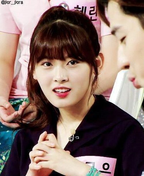 Khả năng ca hát của Go Eun cũng được đánh giá rất cao. Tuy nhiên, hồi 24/4 vừa qua, SM Entertainment đột ngột thông báo Go Eun chính thức rời công ty khiến không ít fan ngỡ ngàng. Khán giả cho rằng nguyên nhân của việc này là do Go Eun từng vướng vào scandal bắt nạt một cựu thực tập sinh khác của SM, nên dù scandal này vẫn chưa được chứng thực, nó vẫn gây ảnh hưởng không hề nhỏ với cô gái trẻ.