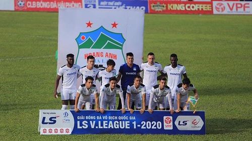 Trong khi các đồng đội đá cho vui cũng chỉ để nỗ lực trụ hạng thì Công Phượng có lẽ đã may mắn khi đến TP.HCM để săn huy chương. Ảnh: VPF