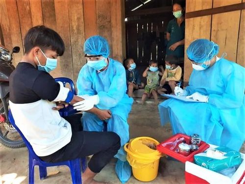 Ngành Y tế tỉnh Đắk Lắk tiến hành tiêm vaccine phòng, chống bệnh bạch hầu cho người dân thôn Cư Rang, xã Cư Pui.