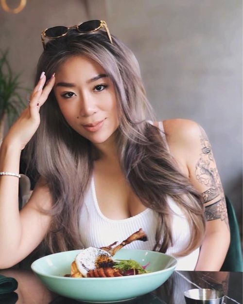 Hot girl sở hữu số đo 3 vòng 85-60-90 và thường khoe dáng trong những bộ trang phục bó sát, hở bạo.