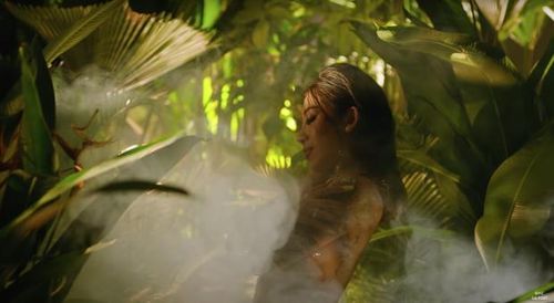 Trong MV này, khán giả tiếp tục được phen nóng bỏng mắt với hot girl sở hữu thân hình nóng bỏng có nickname Fifi, tên thật là Phi Phi.