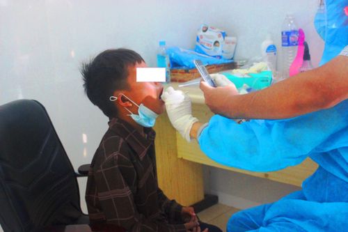 Lấy mẫu xét nghiệm một trường hợp nghi ngờ mắc bệnh bạch hầu.