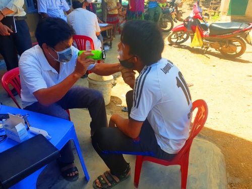 Khám sàng lọc bệnh bạch hầu tại xã Cư Pui (huyện Krông Bông)