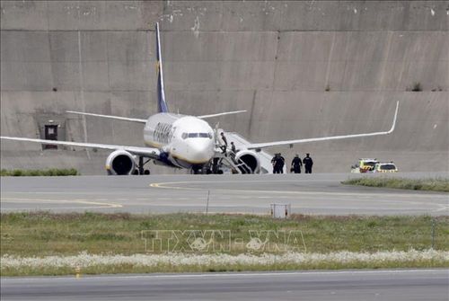 Máy bay chở khách của hãng hàng không Ryanair hạ cánh tại sân bay Gardemoen, cách trung tâm thủ đô Oslo của Na Uy 50 km về phía Đông Bắc, sau khi nhận được thông tin đe dọa đánh bom ngày 17/7/2020. Ảnh: AFP/TTXVN