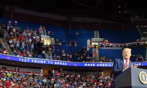 Khán đài nhiều chỗ trống tại cuộc vận động tái tranh cử của ông Trump ở Tulsa, Oklahoma hồi tháng 5. Các cuộc thăm dò cho thấy ông đang bị đối thủ Joe Biden dẫn trước về tỷ lệ ủng hộ. Ảnh: AFP.
