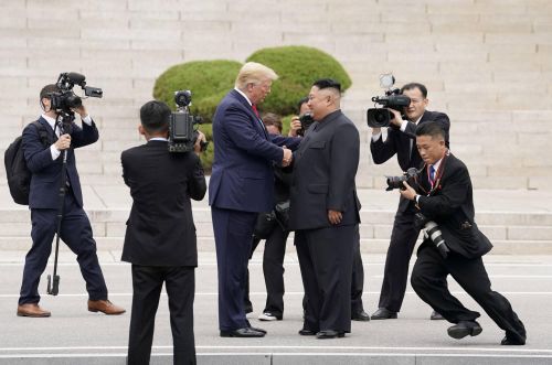 Ông Kim và ông Trump gặp mặt lần thứ 3 tại Khu Phi quân sự ngăn cách 2 miền Triều Tiên hồi tháng 6/2019. Ảnh: Reuters.