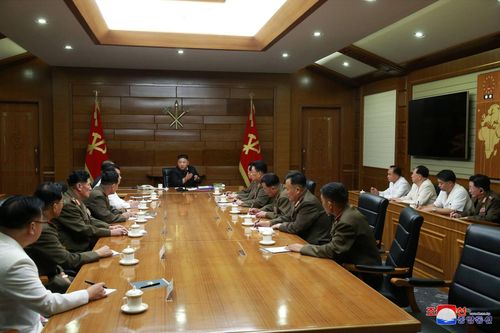Nhà lãnh đạo Triều Tiên Kim Jong Un vừa có cuộc họp với Ủy ban Quân sự Trung ương để bàn về khả năng răn đe chiến tranh của nước này. Ảnh: Reuters/KCNA.