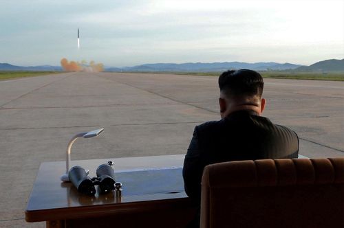 Nhà lãnh đạo Triều Tiên Kim Jong Un thị sát vụ thử tên lửa tầm trung Hwasong-12 hồi năm 2017. Ảnh: Reuters/KCNA.
