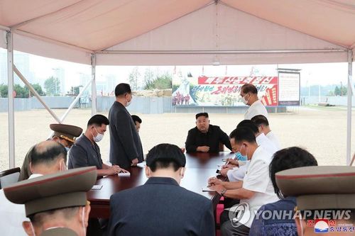 Kim Jong Un đi thị sát công trường xây bệnh viện đa khoa Bình Nhưỡng. Ảnh: KCNA