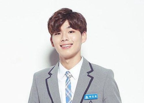  Sau scandal, công ty quản lý của Ha Min Ho thừa nhận hành động quấy rối của gà nhà. "Chúng tôi xin lỗi các bạn nữ bị tổn thương bởi hành vi của Ha Min Ho. Công ty đã quyết định chấm dứt hợp đồng với nam ca sĩ. Anh ấy cũng rời Produce 101 mùa 2 ngay lập tức", phía The Vibe Label lên tiếng. 