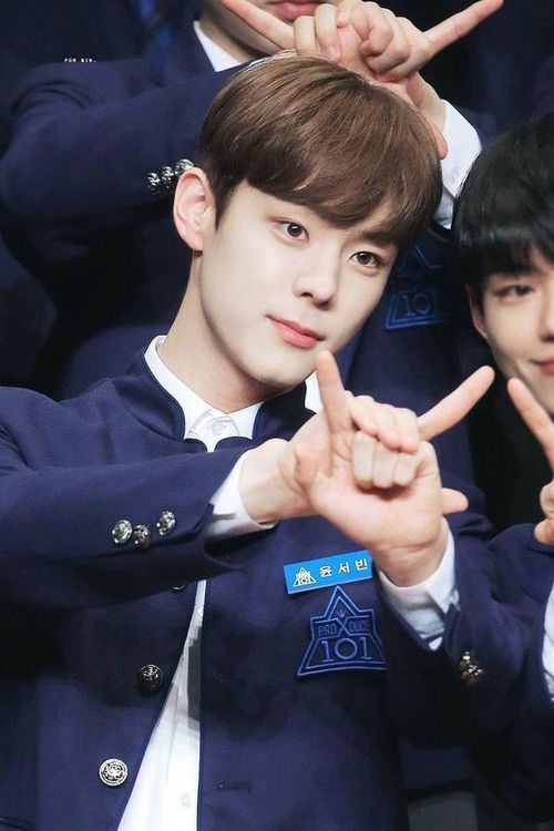 Giữa lúc tên tuổi đang lên, thực tập sinh của JYP Entertainment bị hàng loạt bài viết tố cáo quá khứ bất hảo. Nam ca sĩ được cho là kẻ ăn chơi trong quá khứ, từng sử dụng thuốc lá, uống rượu ở tuổi vị thành niên, đứng đầu các vụ bạo lực học đường... Sau loạt ảnh hút thuốc, Seo Bin nhanh chóng lên tiếng xin lỗi nhưng khó được chấp nhận.