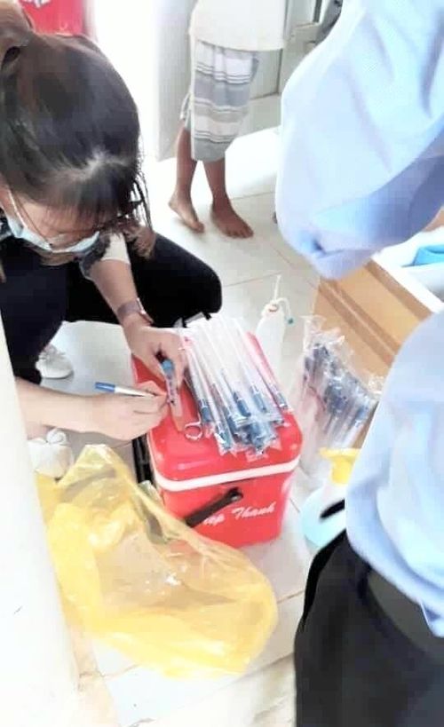 Cơ quan chức năng lấy mẫu kiểm tra bệnh bạch hầu ở nơi phát hiện có bệnh nhân nhiễm bệnh.