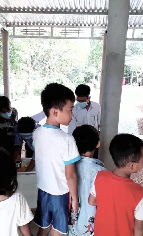 Lấy mẫu bệnh phẩm nơi phát hiện bệnh nhân đầu tiên ở tỉnh Quảng Trị phát bệnh bạch hầu.