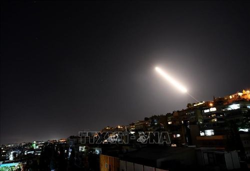 Tên lửa phòng không Syria trên bầu trời thủ đô Damascus ngày 20/7/2020. Ảnh: THX/TTXVN