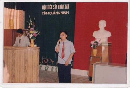 Tác giả thời thanh niên tham gia chương trình văn nghệ tại VKSND tỉnh Quảng Ninh.