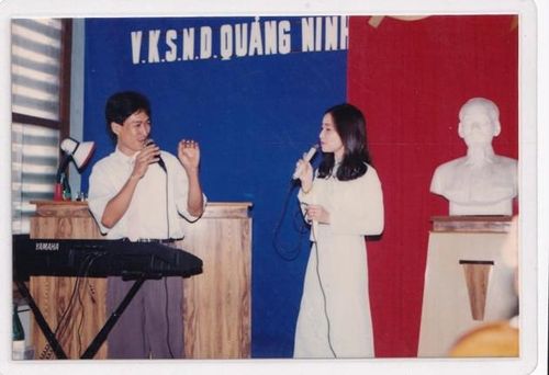 Ông Bùi Mạnh Khải thể hiện ca khúc “Tự hào ngành Kiểm sát nhân dân” tại một buổi văn nghệ ở VKSND tỉnh Quảng Ninh.