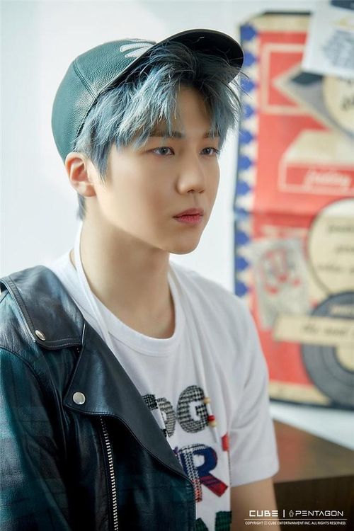 Đến 2016, anh chàng debut cùng PENTAGON, boygroup thuộc Cube Entertainment. Cựu trainee SM vừa nhập ngũ vào 11/5.