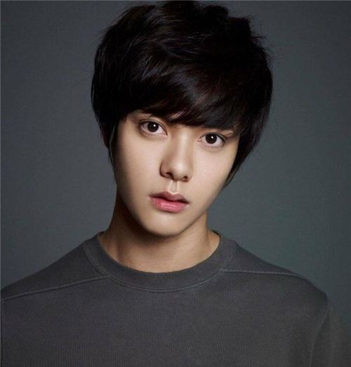 Ji Han Sol là một trường hợp khá kỳ lạ của SM. Anh chàng gần như trở thành một "mẩu" của NCT khi được giới thiệu teaser, tham gia show riêng của nhóm nhưng cuối cùng lại không được ra mắt. Người hâm mộ thắc mắc và tiếc nuối vì Han Sol có visual đúng chuẩn SM, có tài năng nhưng lận đận trong sự nghiệp.
