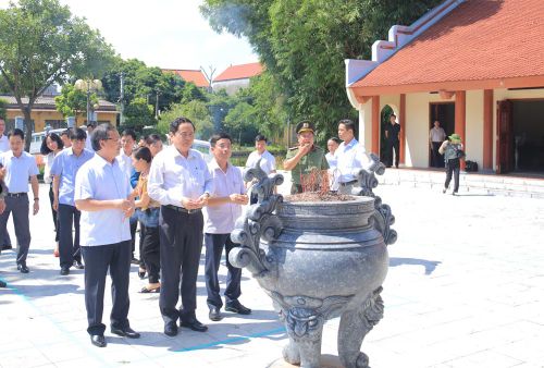 Chủ tịch Trần Thanh Mẫn và đoàn dâng hương tại Nhà lưu niệm cố Tổng Bí thư Nguyễn Văn Linh.