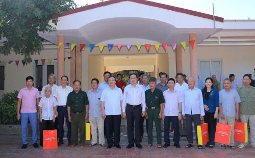 Chủ tịch Trần Thanh Mẫn thăm, tặng quà Trung tâm Điều dưỡng - Chăm sóc Người có công tỉnh Hưng Yên.