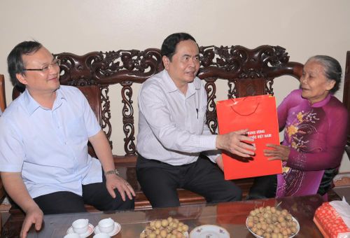 Chủ tịch Trần Thanh Mẫn thăm, tặng quà gia đình bà Phạm Thị Vách, 80 tuổi.