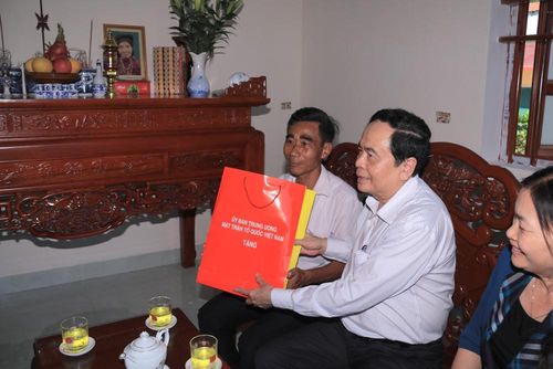 Chủ tịch Trần Thanh Mẫn thăm, tặng quà gia đình ông Đào Công Chuân.