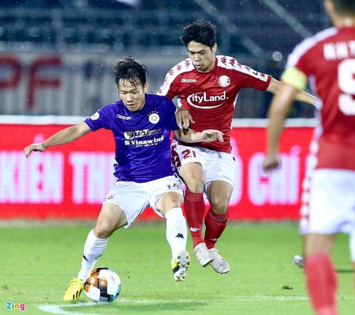  Không chỉ vậy, tiền đạo quê Nghệ An còn thể hiện nguồn năng lượng dồi dào khi thường xuyền lùi về hỗ trợ phòng ngự, chủ động tranh chấp với các cầu thủ CLB Hà Nội. 