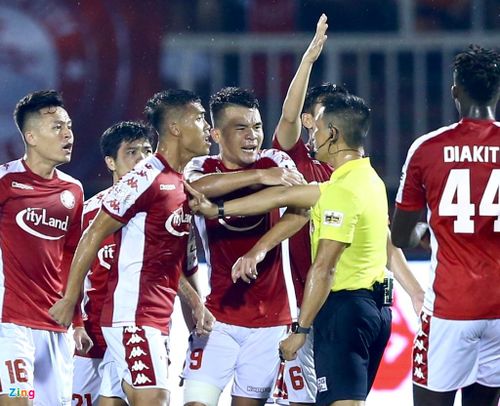  Ngay lập tức, Công Phượng và các đồng đội như Ngô Hoàng Thịnh, Nguyễn Công Thành và Võ Huy Toàn chạy về phía trọng tài Trần Văn Trọng để đòi quả phạt đền cho đội chủ nhà. 
