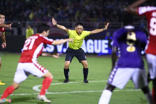  Tuy nhiên, với góc quan sát thuận lợi, ông Trọng nhanh chóng xua tay, xác nhận Thành Chung không có lỗi. 