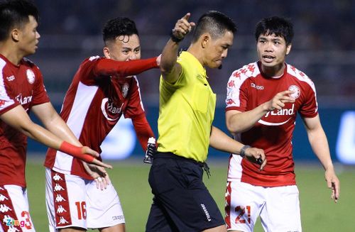  Bất chấp những phản ứng từ các cầu thủ đội chủ nhà... 