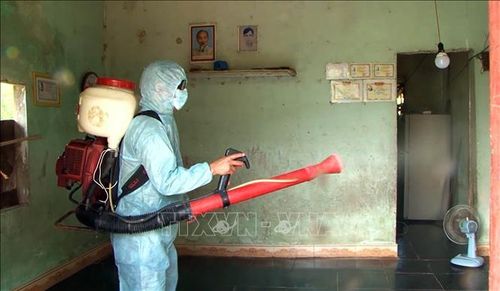 Cán bộ y tế địa phương phun thuốc tiêu độc khử trùng phòng, chống bệnh bạch hầu. Ảnh: TTXVN.