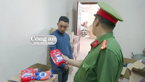 Cơ quan Công an kiểm tra số hàng là bột giặt giả của Nguyễn Thanh Tú buôn bán.