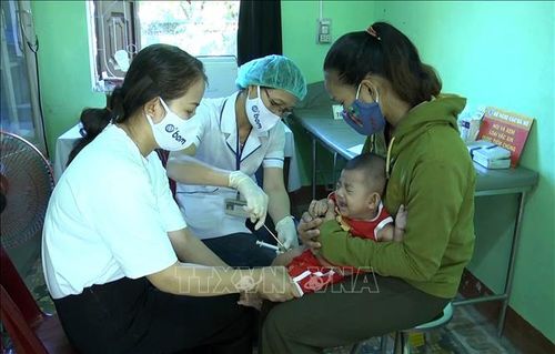 Ngành y tế Quảng Trị tổ chức tiêm chủng cho trẻ trong độ tuổi để phòng bệnh bạch hầu. Ảnh: Hồ Cầu/TTXVN