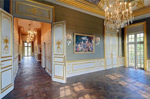 Louis Chateau XIV rộng hơn 4.000 mét vuông, được xây dựng từ thế kỷ 17. Năm 2014, vợ chồng Kim Kardashian và Kanye West tổ chức đám cưới thế kỉ của mình tại đây. Ảnh: NYT.