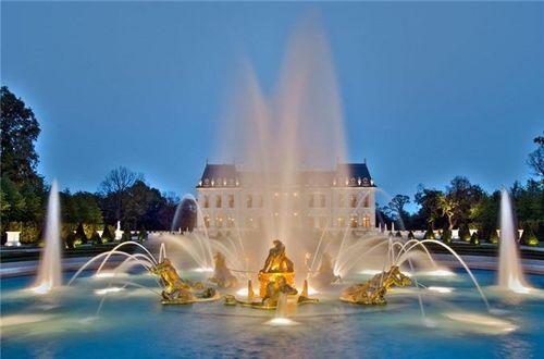 Đài phun nước Apollo mạ vàng là một bản sao của một đài phun nước tại Cung điện Versailles, Pháp. Ảnh: nytimes.