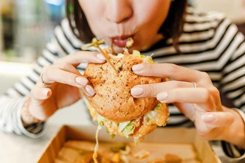 Đồ ăn nhanh vào bữa tối không tốt cho hệ tiêu hóa và chất lượng giấc ngủ (Ảnh: Internet)