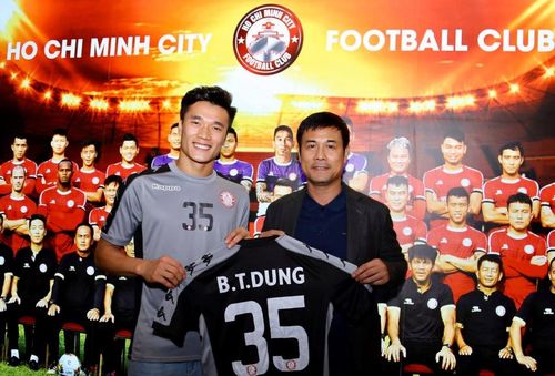  Chủ tịch Hữu Thắng (phải) sẽ tạm thời dẫn dắt CLB TP.HCM thay ông Chung Hae-seong. Ảnh: CLB TP.HCM. 