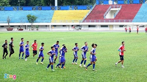 Sau khi CLB TP.HCM có sự thay đổi trên băng ghế huấn luyện, 13 cầu thủ dự bị và thi đấu ít thời gian trong trận thua 0-3 trước CLB Hà Nội đã ra sân tập luyện. Nhóm các cầu thủ đá chính như Công Phượng ở lại khu tập trung để tập hồi phục. HLV tạm quyền Hữu Thắng không có mặt trong buổi tập luyện chiều 25/7.
