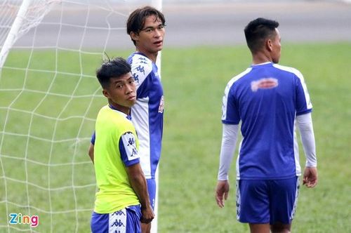Hai tân binh Tiêu Ê-xal và Nguyễn Trung Thành (áo xanh lá) trở lại tập luyện cùng đội một CLB TP.HCM sau khi đi thử việc tại CLB Bà Rịa Vũng Tàu. Cả hai đang chờ xem liệu ở giai đoạn 2 mình sẽ thuộc biên chế đội bóng nào.