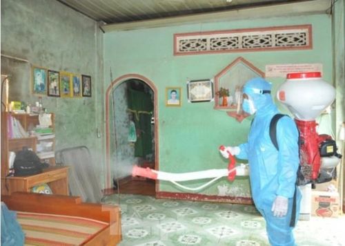 Cán bộ y tế phun thuốc khử trùng tại nhà bệnh nhân