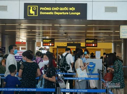 Hành khách làm thủ tục tại quầy