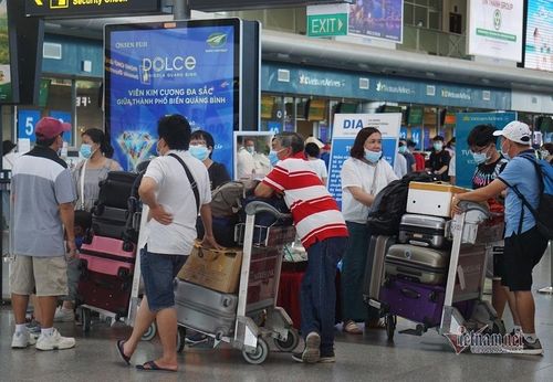 Nhiều hành khách tranh thủ đến sớm đợi làm thủ tục