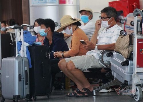 Bên trong khu vực chờ nhiều du khách đợi lên máy bay