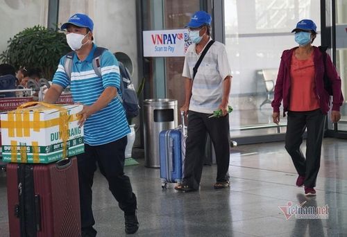 Phần lớn là khách đoàn đi du lịch cuối tuần và bay về theo lịch trình
