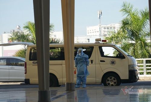 Tại sân bay nhân viên y tế tổ chức đo thân nhiệt, xe y tế chuẩn bị sẵn để đưa các trường hợp có dấu hiệu bất thường về sức khỏe đến khu vực cách ly