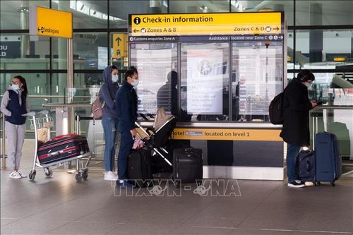 Hành khách tại sân bay Heathrow ở thủ đô London, Anh, ngày 8/6/2020. Ảnh: THX/TTXVN