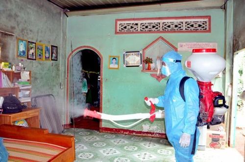 Cán bộ y tế phun thuốc khử trùng tại nhà bệnh nhân.