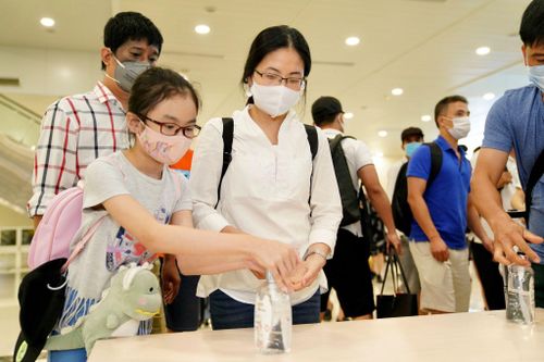 Nước rửa tay sát khuẩn được trang bị nhiều nơi trong sân bay. Nguồn: Cảng Hàng không quốc tế Nội Bài.