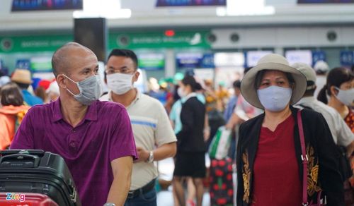  "Sau hơn 2 tháng hết giãn cách xã hội, bây giờ Đà Nẵng lại xảy ra việc lây nhiễm trong cộng đồng, tôi mong mọi thứ sớm trôi qua", một du khách nói. 