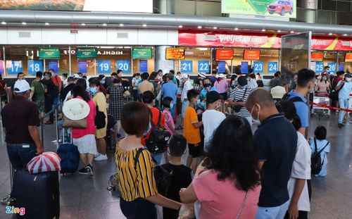  Tại cảng nội địa của nhà ga sân bay Đà Nẵng, lượng khách đến đây đông hơn những ngày trước. 